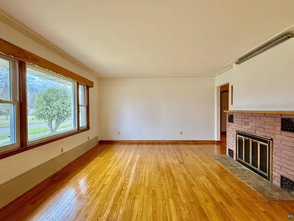 211 NW 10th St, Chisholm, MN 55719