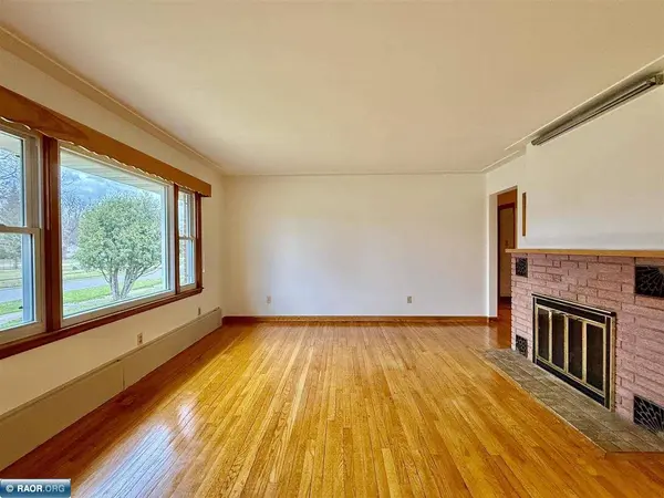 211 10th St NW, Chisholm, MN 55719