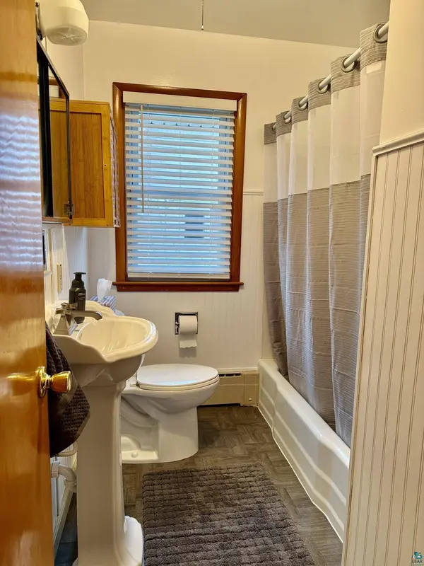 211 NW 10th St, Chisholm, MN 55719