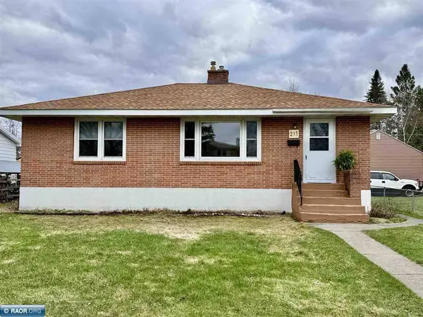 211 10th St NW, Chisholm, MN 55719