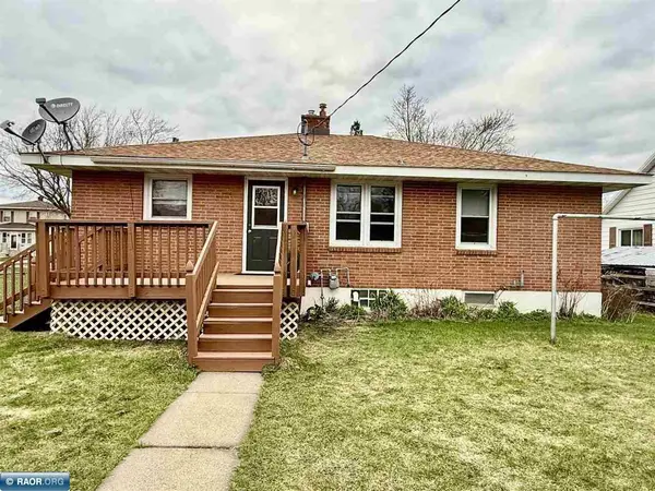 211 10th St NW, Chisholm, MN 55719