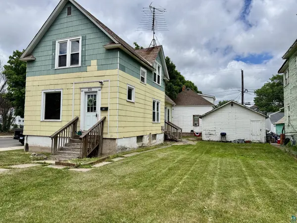 231 8th St S, Virginia, MN 55792