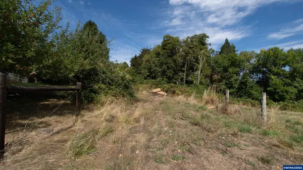 769 9th St, Philomath, OR 97370