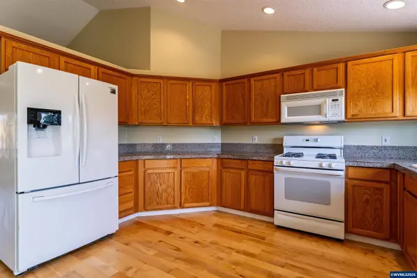 2190 Cluster Oak Av, Albany, OR 97321