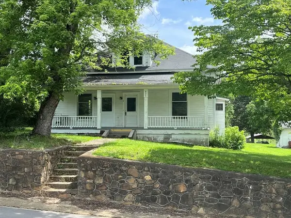 805 Hiwassee St, Murphy, NC 28906