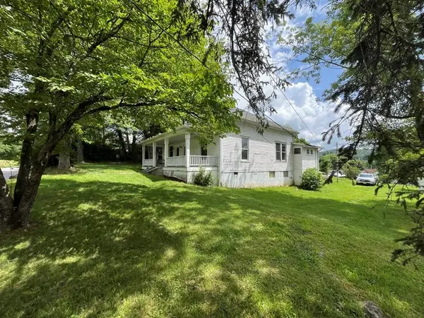 805 Hiwassee St, Murphy, NC 28906