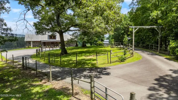 102 Cross Creek LN, Warne, NC 28909