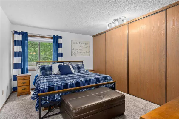 7079 Robinwood TRL, Woodbury, MN 55125