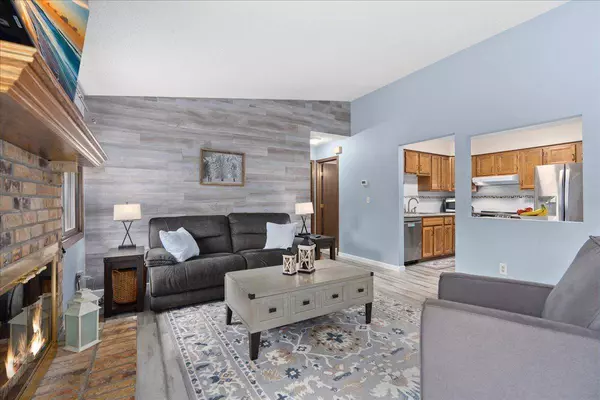 7079 Robinwood TRL, Woodbury, MN 55125