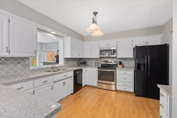 1376 Valley Creek DR, New Richmond, WI 54017