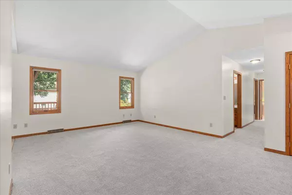 908 Bluebird CT N, North Hudson, WI 54016