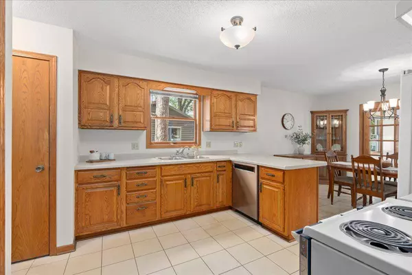 908 Bluebird CT N, North Hudson, WI 54016