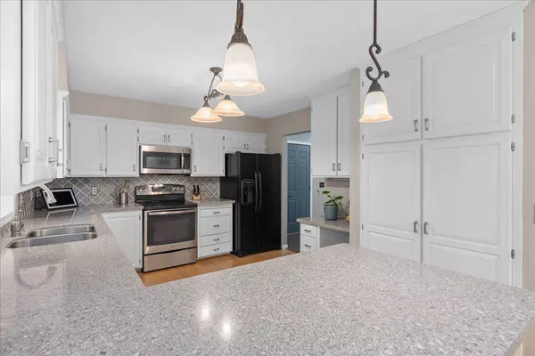 1376 Valley Creek DR, New Richmond, WI 54017