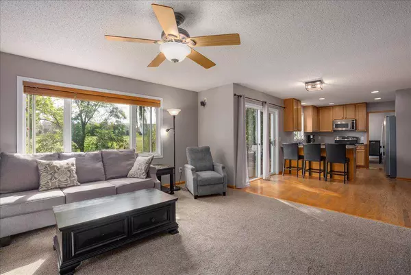 6933 Prairie CT S, Cottage Grove, MN 55016