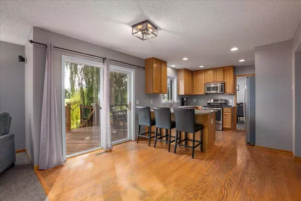 6933 Prairie CT S, Cottage Grove, MN 55016