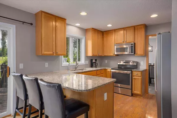 6933 Prairie CT S, Cottage Grove, MN 55016