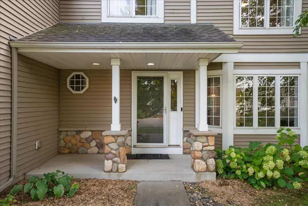 6933 Prairie CT S, Cottage Grove, MN 55016