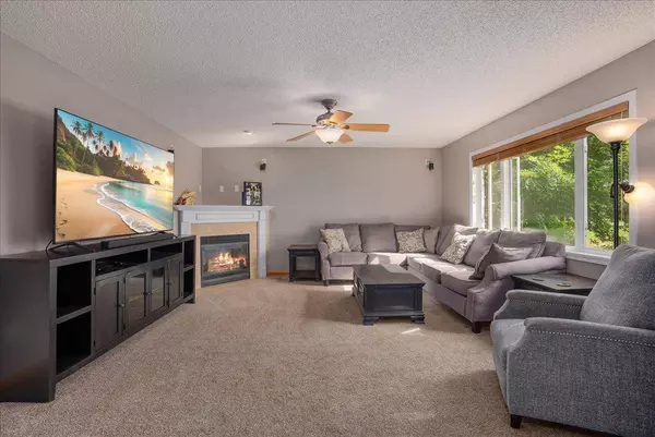 6933 Prairie CT S, Cottage Grove, MN 55016