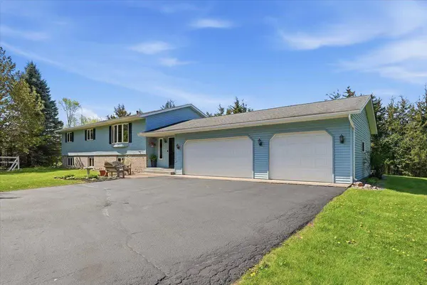 1087 Tanney LN, Hudson, WI 54016