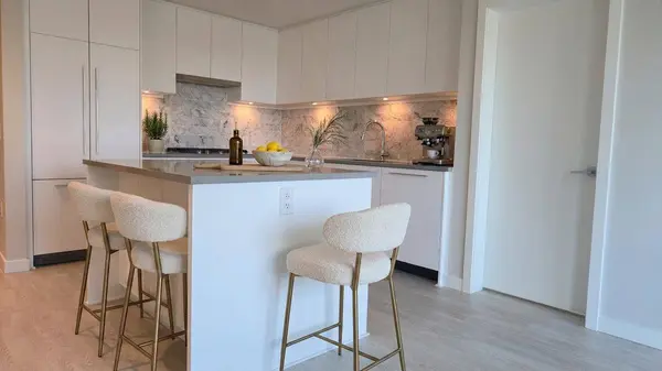 110 E 17th ST #402, North Vancouver, BC V7L 0K4