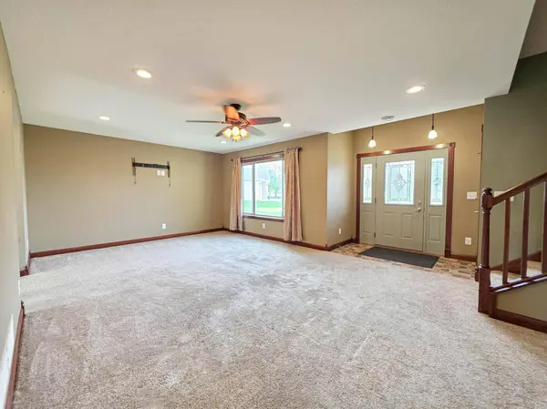 105 Taylor CIR, Le Sueur, MN 56058