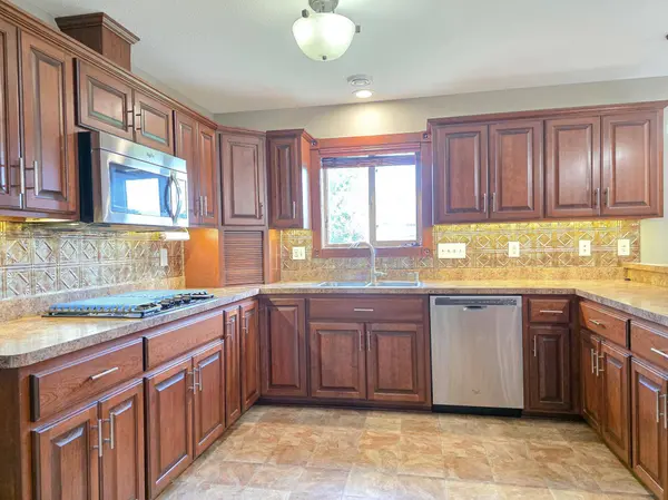 105 Taylor CIR, Le Sueur, MN 56058