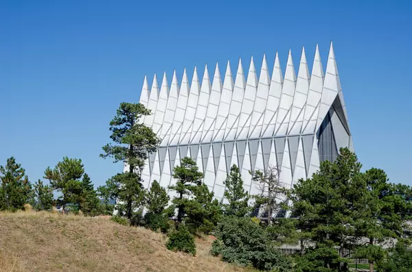 How do I handle lowball offers when selling in Colorado Springs?