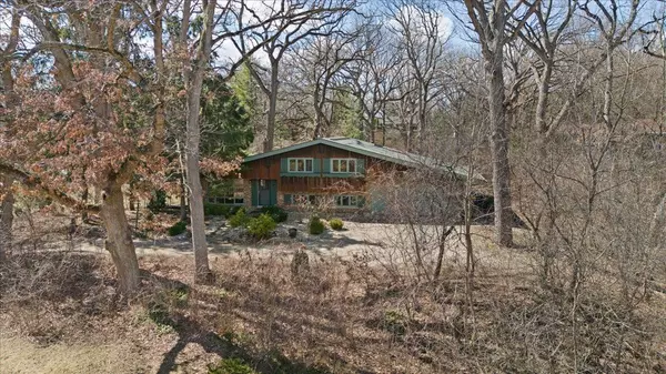 7204 Oakwood LN, Crystal Lake, IL 60012