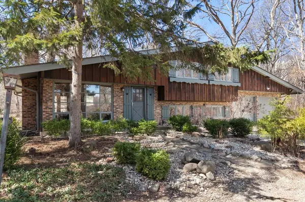 7204 Oakwood LN, Crystal Lake, IL 60012