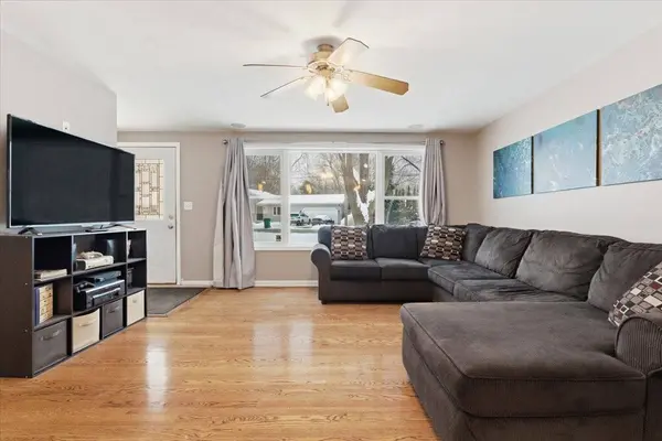 4 N lake AVE, Third Lake, IL 60030