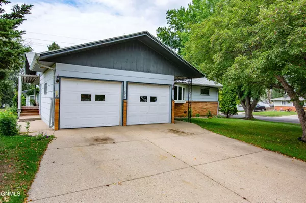 1942 N 6th ST, Bismarck, ND 58501