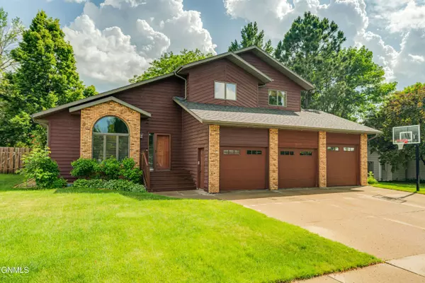 1739 Country West RD, Bismarck, ND 58503