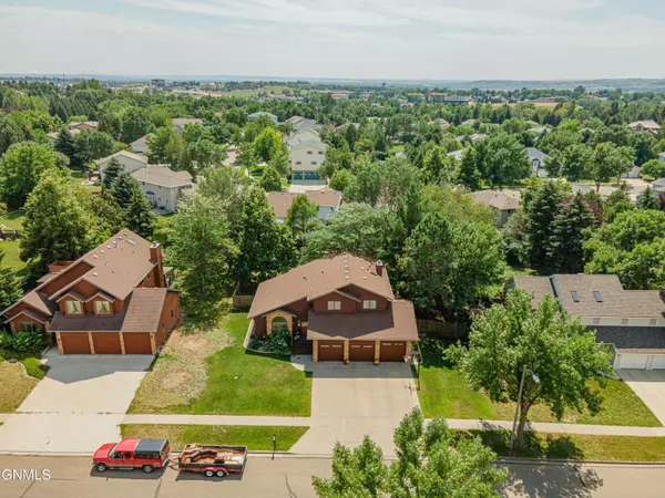 1739 Country West RD, Bismarck, ND 58503