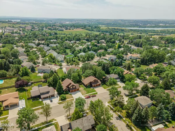 1739 Country West RD, Bismarck, ND 58503