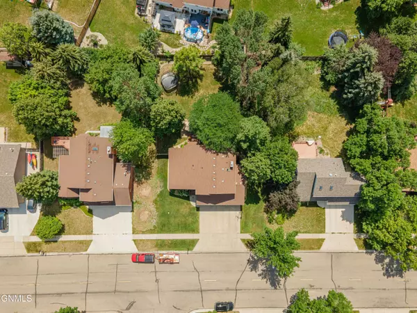 1739 Country West RD, Bismarck, ND 58503