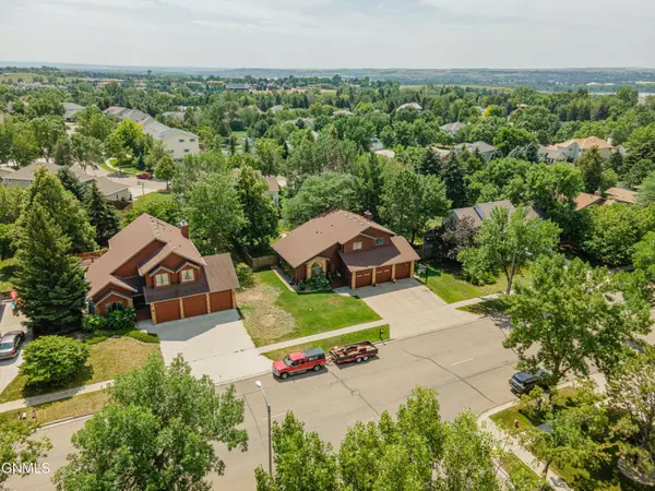 1739 Country West RD, Bismarck, ND 58503