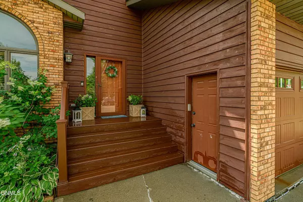 1739 Country West RD, Bismarck, ND 58503