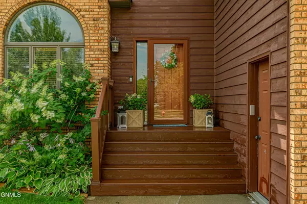 1739 Country West RD, Bismarck, ND 58503