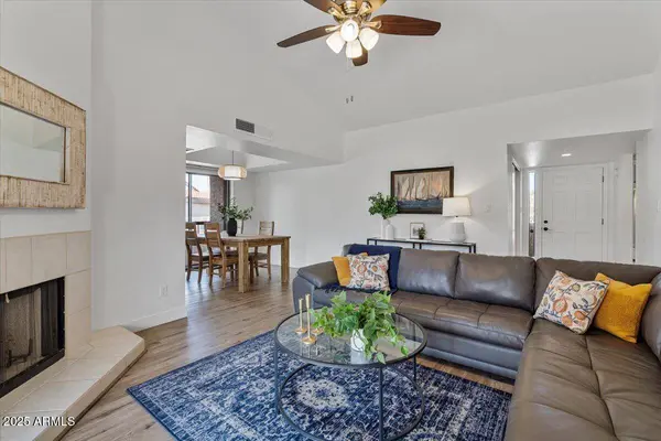 9430 E MISSION Lane #201, Scottsdale, AZ 85258