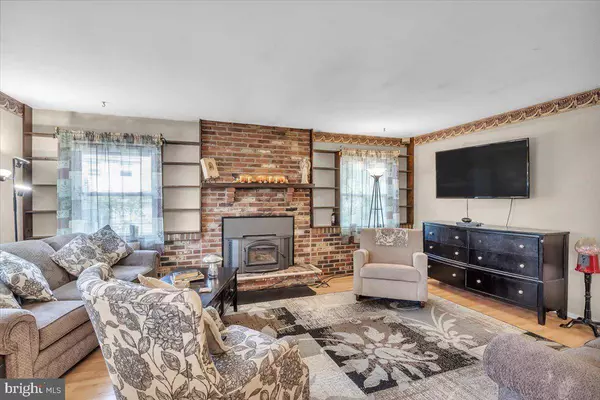 96 MESSENGER LN, Willingboro, NJ 08046