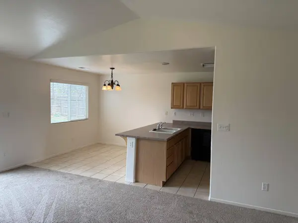 2020 W Bristol Lane, Hanford, CA 93230