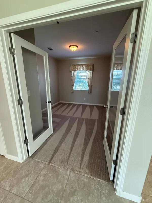 1143 W Muir Way, Hanford, CA 93230