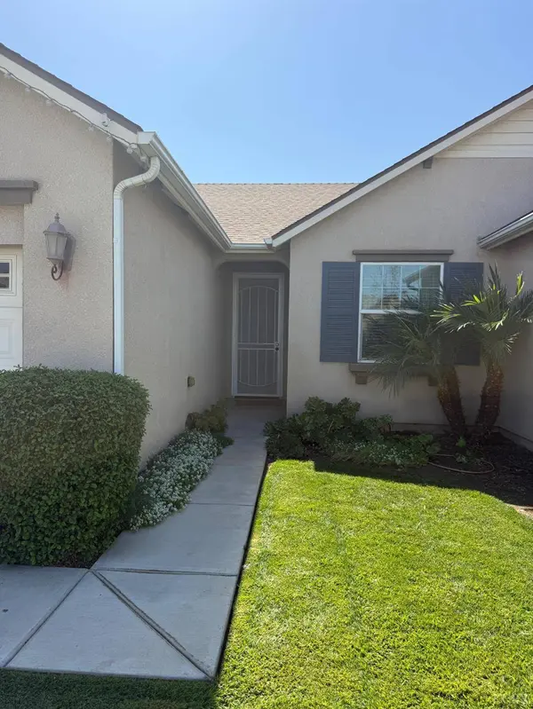 1143 W Muir Way, Hanford, CA 93230