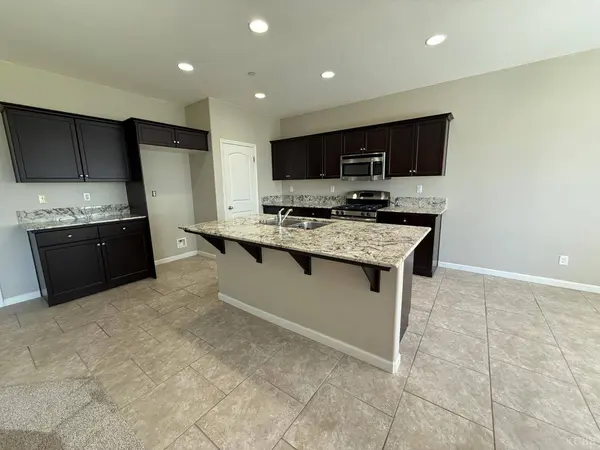 1143 W Muir Way, Hanford, CA 93230