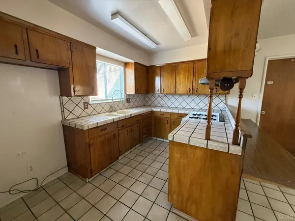 2264 Fairmont DR, Hanford, CA 93230