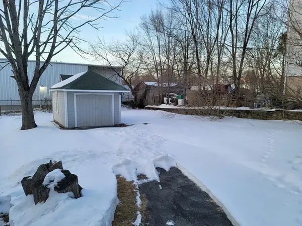 10 Elm St, Webster, MA 01570-2623