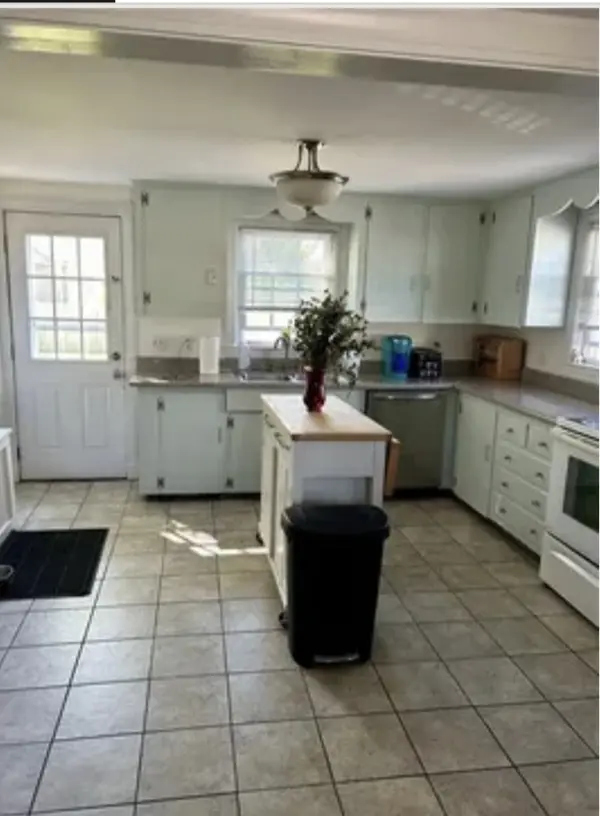1349 W Shore Rd, Warwick, RI 02889-4543