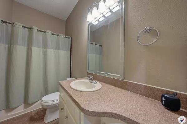 141 Arizona Ave, Wake Village, TX 75501