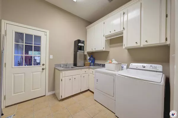 141 Arizona Ave, Wake Village, TX 75501