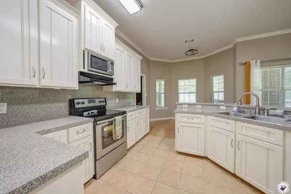 141 Arizona Ave, Wake Village, TX 75501